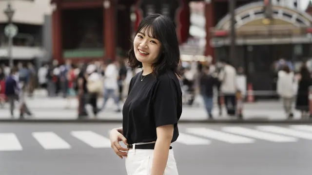 wanita november di jalan tersenyum