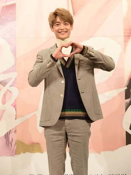 Saat ke pernikahan Song Joong Ki dan Song Hye Kyo, Minho hanya datang sendiri. "Ia sama sekali tak mengajak kami ke tempat semacam itu. Ia sang protektif pada orang yang dikenalnya," sahut Key sambil tertawa. (Foto: soompi.com)