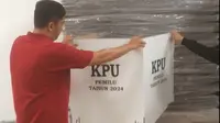 Petugas memperlihatkan logistik Pemilu 2024 berupa kotak suara yang baru saja diterima dari KPU Riau. (Liputan6.com/M Syukur)