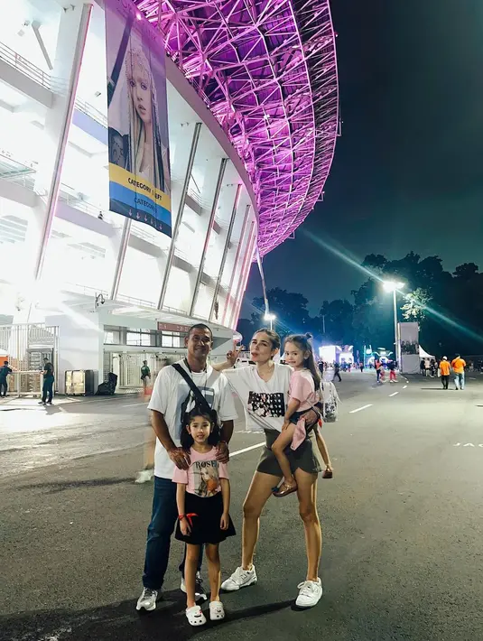 "Hari ini ulang tahun nonton concertnya @blackpinkofficial bawa rombongan sirkus dan ini perdana Sera & Sophia nonton concert. Truly a night to remember," tulis yaswildblood dalam unggahan 12 Maret.  [Foto; Instagram/yaswildblood]