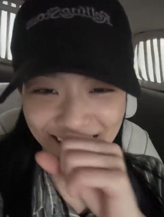 Melihat kehadiran Rose di kolom komentar, Jisoo bertanya langsung kepada temannya itu apakah dia mau bikin video bareng? Tanpa berpikir panjang, Rose langsung mengatakan, "Oke” (Foto: Jisoo Weverse Live via Twitter)