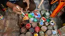 Palet milik seniman becak Hanif Pappu ketika ia bersiap untuk mengerjakan sebuah lukisan di tokonya di Dhaka. (Munir UZ ZAMAN/AFP)