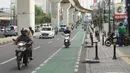 Pengendara sepeda motor melintasi jalur khusus sepeda di Jalan Fatmawati Raya, Jakarta, Rabu (22/1/2020). Kurangnya penerapan sanksi menyebabkan jalur khusus bagi pesepeda tersebut tidak steril dari kendaraan bermotor. (Liputan6.com/Immanuel Antonius)