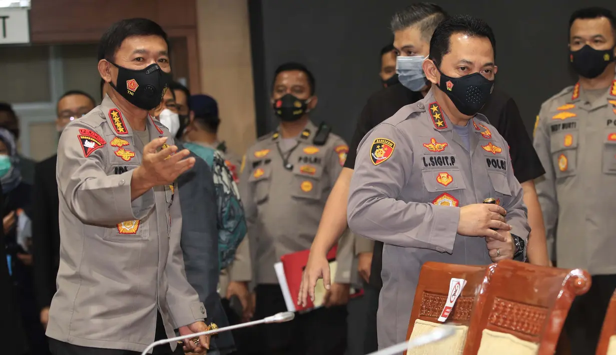 Kapolri Jenderal Pol Idham Aziz (kiri) mendampingi Komjen Pol Listyo Sigit Prabowo untuk mengikuti Uji Kelayakan dan Kepatutan Calon Kapolri di ruang Komisi III DPR, Jakarta, Rabu (20/1/2021). Komjen Listyo merupakan calon tunggal Kapolri yang diajukan Presiden Joko Widodo ke DPR (Foto: Pool/Sopian)