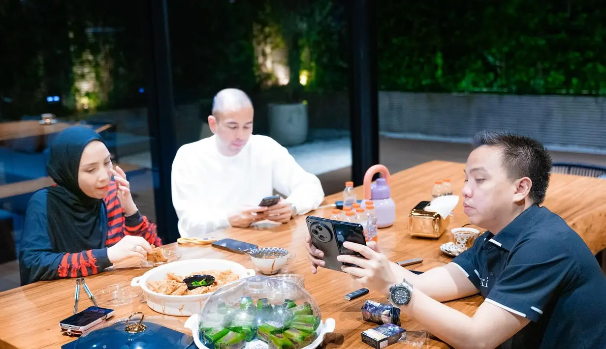 <p>Nagita Slavina dan suaminya sedang berdiskusi dengan seseorang. Mereka membicarakan proyek bersama.&nbsp;(Foto: Instagram/ raffinagita1717)</p>