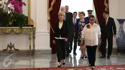 Menlu RI Retno Marsudi menyambut kedatangan Menlu Australia Julie Bishop dan delegasi di Istana Merdeka, Jakarta, Rabu (26/10). Menlu Australia akan melakukan pertemuan tertutup dengan Presiden Jokowi. (Liputan6.com/Faizal Fanani)