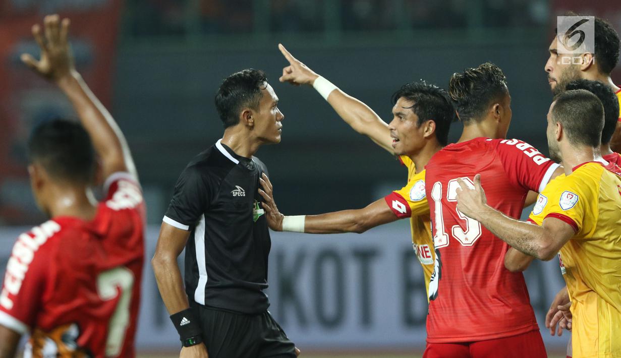 Pemain Selangor FA melakukan protes kepada wasit Mustafa Umarella saat laga persahabatan melawan Persija di Stadion Patriot Candrabhaga, Bekasi, Kamis (6/9). Babak pertama berakhir imbang 1-1. (Liputan6.com/Helmi Fithriansyah)