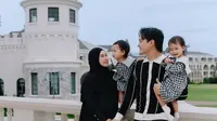 Kasual hingga Formal, 7 Inspirasi Model Baju Couple Anisa Rahma Sekeluarga