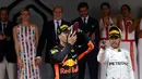 Pembalap Red Bull Daniel Ricciardo meminum sampanye dari sepatu saat merayakan kemenangannya di balapan Grand Prix Monaco Formula 1, Monaco (27/5). Ricciardo hingga kini mengumpulkan nilai 47, terpaut 46 poin dari Lewis Hamilton. (AP/Luca Bruno)