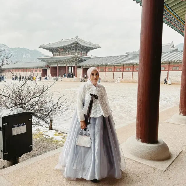 8 Potret Aurel Hermansyah dan Atta Halilintar Pakai Hanbok saat Liburan, Bak Drama Korea