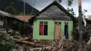 Sebuah rumah yang rusak masih tersisa dan ditinggal penghuni pasca gelombang Tsunami Selat Sunda di Dusun Tiga Regahan Lada, Pulau Sebesi, Lampung Selatan, Minggu (30/12). Sebagian warga mengungsi ke Kalianda. (Liputan6.com/Herman Zakharia)