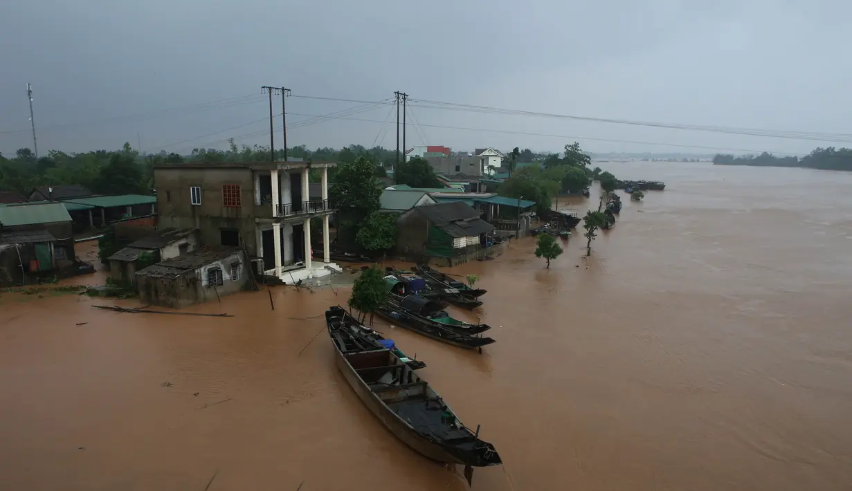 Kondisi banjir di Quang Tri, Vietnam,12 Oktober 2020. Bencana alam, terutama hujan lebat dan banjir, telah mengakibatkan 18 orang tewas dan 14 lainnya hilang di dataran tinggi tengah dan wilayah tengah Vietnam selama beberapa hari terakhir. (Xinhua/VNA)