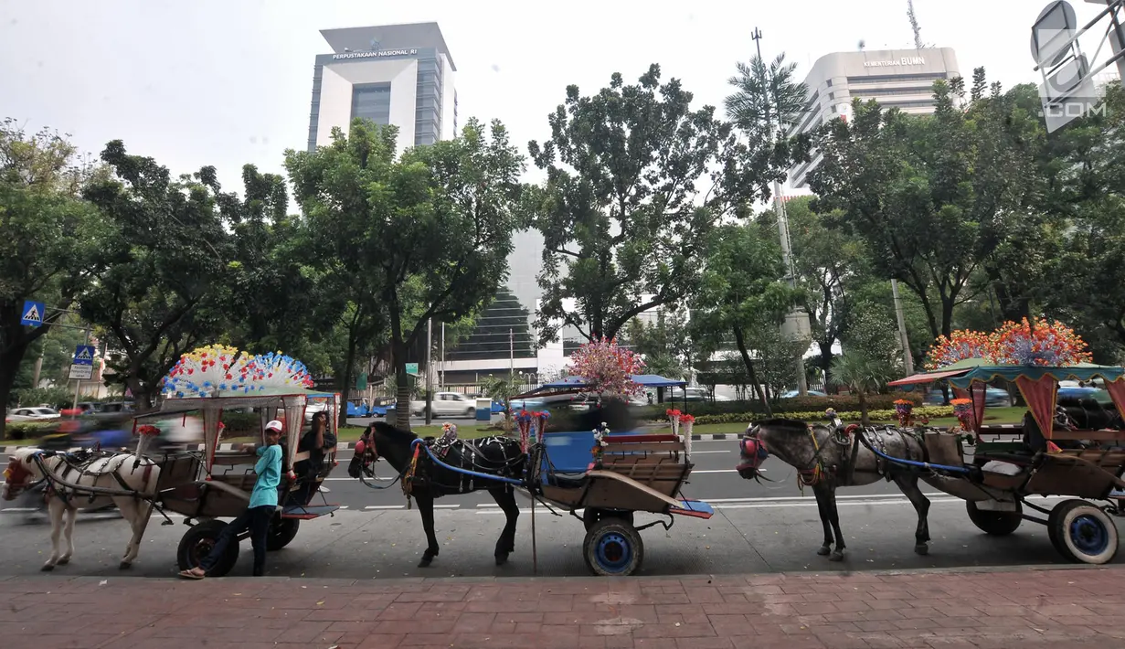 Sejumlah kusir delman menunggu penumpang di kawasan Monas, Jakarta, Selasa (3/7). Pemprov DKI Jakarta melarang delman beroperasi di Jakarta Pusat selama perhelatan Asian Games 2018. (Merdeka.com/Iqbal Nugroho)