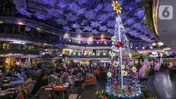 Suasana Avenue of The Stars dengan dekorasi Natal di Lippo Mall Kemang, Jakarta, Jumat (10/12/2021). Dekorasi city of light yang diadopsi dari Radio City Music Hall – New York di Avenue of The Stars menjadi pilihan tempat hang out dengan live music setiap harinya. (Liputan6.com/Fery Pradolo)