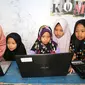 Anak-anak belajar internet saat pelatihan program Kebumen Desa Digital di Desa Tambakprogaten, Kabupaten Kebumen, Jateng, Minggu (6/5). Pelatihan ini diharapkan mampu meningkatkan tingkat literasi digital. (Liputan6.com/Fery Pradolo)