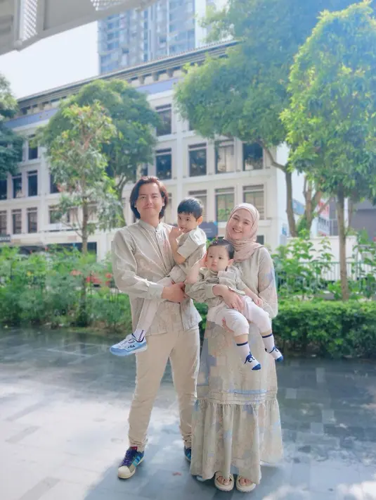 Gaya Lebaran kompak dari keluarga kecil Roger Danuarta dan Cut Meyriska. Keempatnya pakai outfit serasi berwarna hijau sage. [Foto: Instagram/cutratumeyriska]