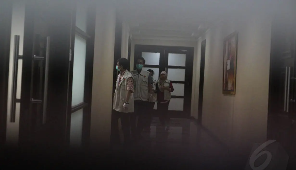 Petugas KPK menggeledah kantor Kementerian Agama di Lapangan Banteng, Jakarta, Kamis (22/5/14). (Liputan6.com/Johan Tallo)