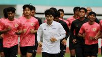 Pelatih Timnas Indonesia U-19, Gong Oh-kyun, saat sesi latihan di Stadion Wibawa Mukti, Cikarang, Senin (13/1/2020). Sebanyak 51 pemain mengikuti seleksi untuk memperkuat skuat utama Timnas Indonesia U-19. (Bola.com/M Iqbal Ichsan)
