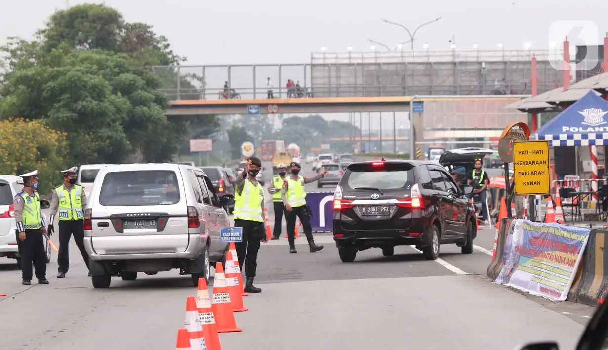 Petugas gabungan mengarahkan pengendara mobil untuk putar balik saat akan memasuki wilayah Jakarta di Gerbang Tol Cikupa, Tangerang, Rabu (27/5/2020). Kendaraan yang menuju Jakarta wajib menunjukkan Surat Izin Keluar atau Masuk (SIKM) untuk menekan penyebaran Covid-19. (Liputan6.com/Angga Yuniar)