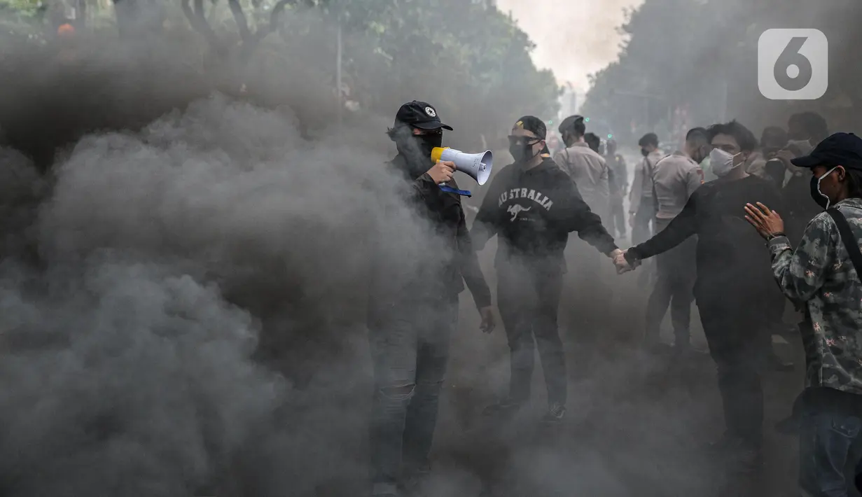 Massa yang tergabung dalam gerakan nasional tolak reklamasi (Gentar) membakar ban saat aksi didepan Gedung Balaikota, Jakarta, Rabu (8/7/2020). Reklamasi Pantai Ancol dianggap sebagai bentuk perampasan pantai publik atas akses masyarakat nelayan pesisir Jakarta.  (Liputan6.com/Faizal Fanani)