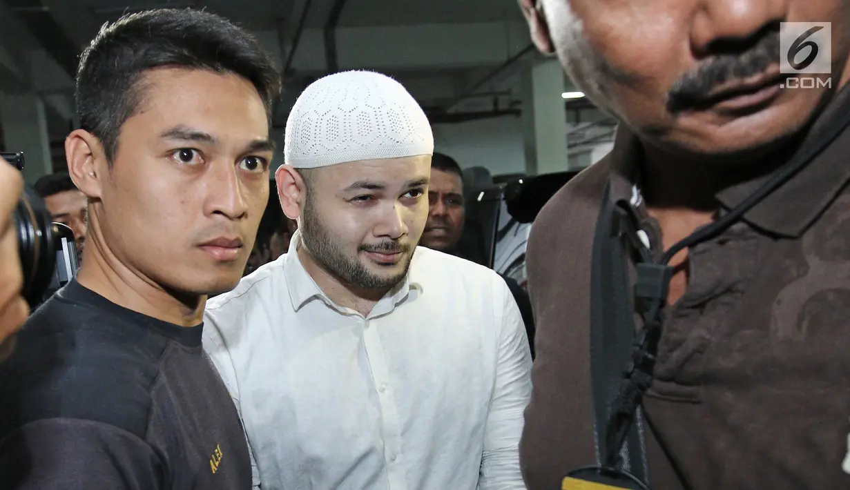 Terdakwa Ridho Rhoma tiba di PN Jakarta Barat untuk menjalani sidang putusan perkara penyalahgunaan narkoba, Selasa (19/9). Ridho Rhoma divonis 10 bulan penjara dipotong masa tahanan dan menjalankan Rehabilitasi di RSKO. (Liputan6.com/Herman Zakharia)