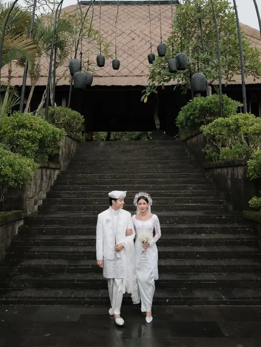 Momen bahagia ini dibagikan Shenina melalui unggahan di media sosialnya. Semua detail dari penampilan mereka menambah keindahan hari pernikahan yang spesial ini. Dengan segala persiapan dan keanggunan yang ditampilkan, tidak heran jika pernikahan Shenina dan Angga menjadi sorotan banyak orang. (Liputan6.com/IG/@sheninacinnamon)