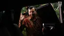 Sekretaris Daerah (Sekda) Jawa Barat Iwa Karniwa memasuki kendaraan usai menjalani pemeriksaan di Gedung KPK, Jakarta, Kamis (29/11). Iwa diperiksa sebagai saksi kasus suap pengurusan izin pembangunan Meikarta. (Liputan6.com/Herman Zakharia)