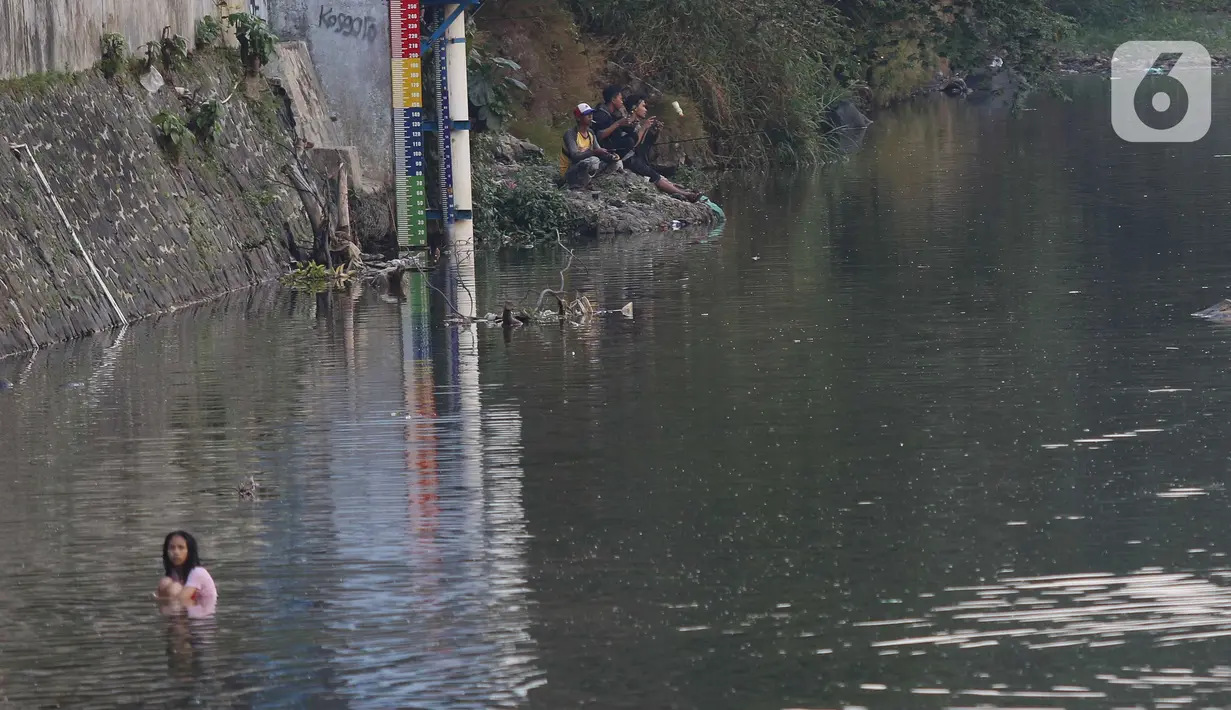 Warga beraktivitas di sekitar Bendung Katulampa, Kota Bogor, Jawa Barat, Rabu (13/9/2023). (Liputan6.com/Herman Zakharia)