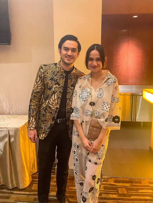 <p>Menjalin hubungan yang serius dengan kekasihnya Rizky Nazar, Syifa hadju seringkali memamerkan potret kemesraannya dalam unggahan Instagram @syifahadjureal. (FOTO: instagram.com/syifahadjureal)</p>