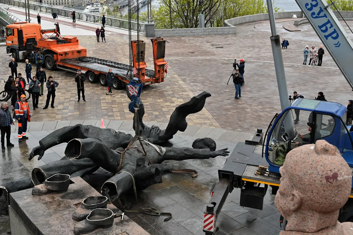 Monumen Persahabatan Rusia-Ukraina Dihancurkan