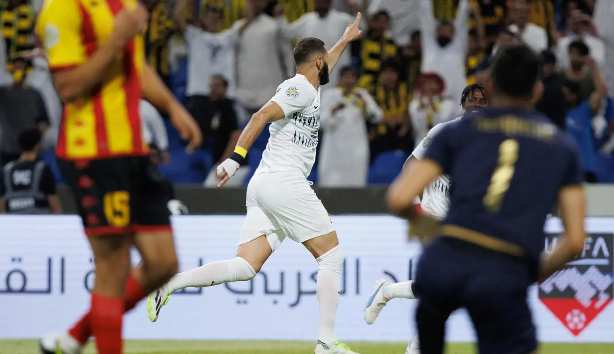 Karim Benzema menjalani debut istimewa dengan seragam Al Ittihad. Peraih Ballon d'Or 2022 itu menjadi kunci kemenangan Al Ittihad dengan memborong satu gol dan satu assist. (Photo by AFP)