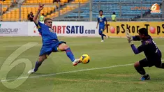 Tendangan Cristian Gonzales (Arema Cronus) tidak mampu dibendung kiper Unted Army Thailand Udomsak Patcham. (Liputan6.com/Helmi Fithriansyah)