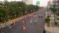 Peserta sedang berlari ruas jalan dalam acara Jakarta marathon 2015. (TMC Polda Metro Jaya)