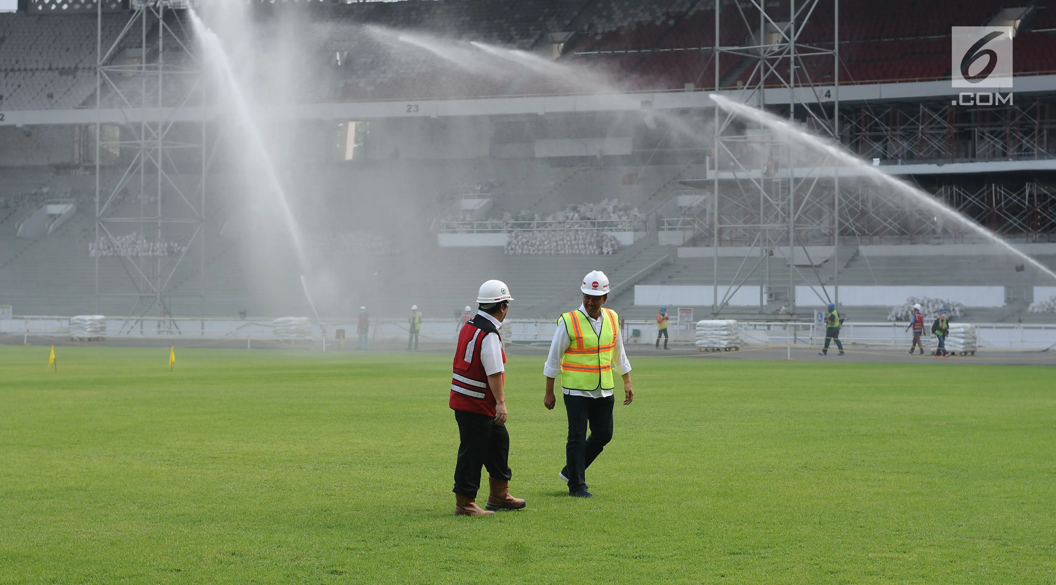 Menpora Imam Nahrawi (kanan) berjalan di lapangan saat meninjau perkembangan renovasi Stadion Utama Gelora Bung Karno (GBK). (Liputan6.com/Helmi Fithriansyah)