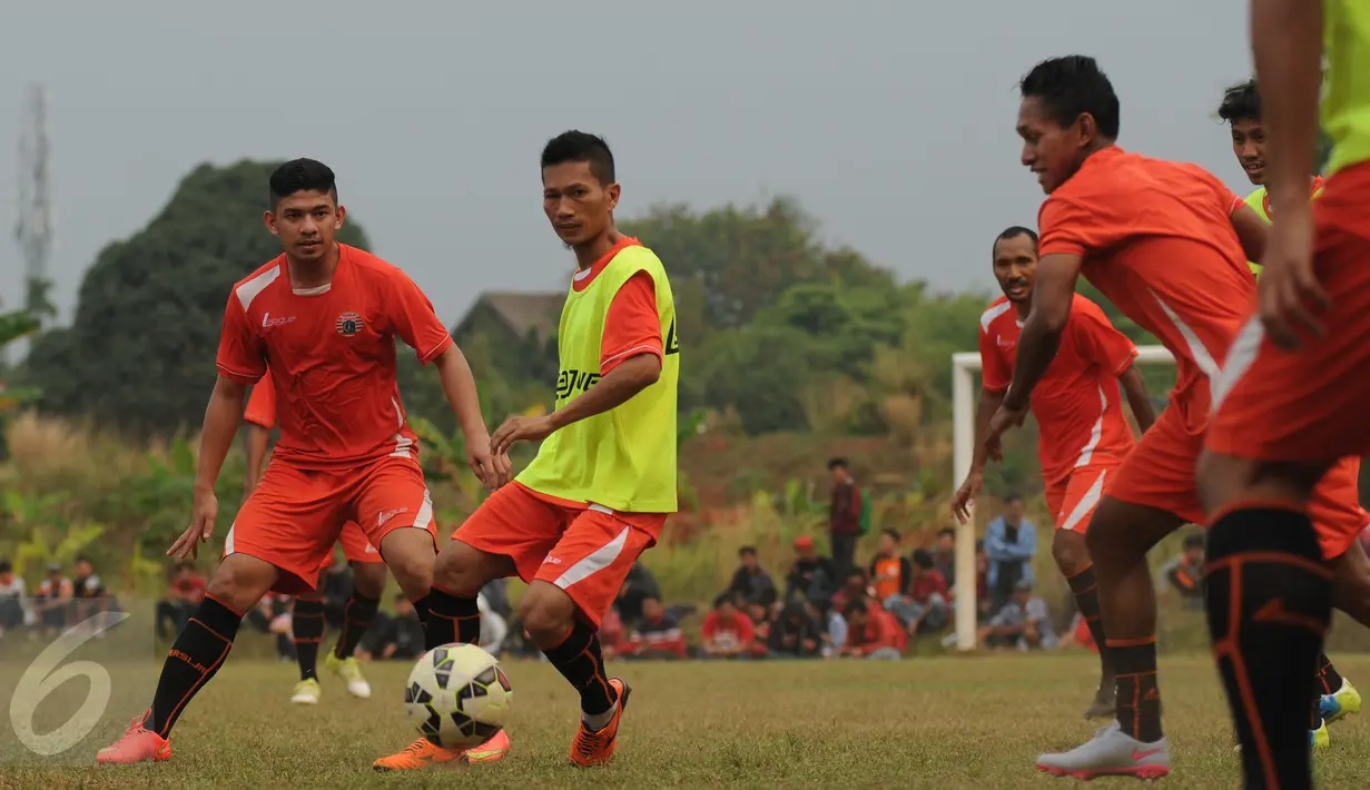 Penggawa Persija, Ismed Sofyan (kedua kiri) menggiring bola saat latihan di NYTC, Sawangan, Depok, Senin (2/11/2015). Latihan ini persiapan jelang turnamen Piala Jenderal Sudirman, 14 November mendatang. (Liputan6.com/Helmi Fithriansyah)  