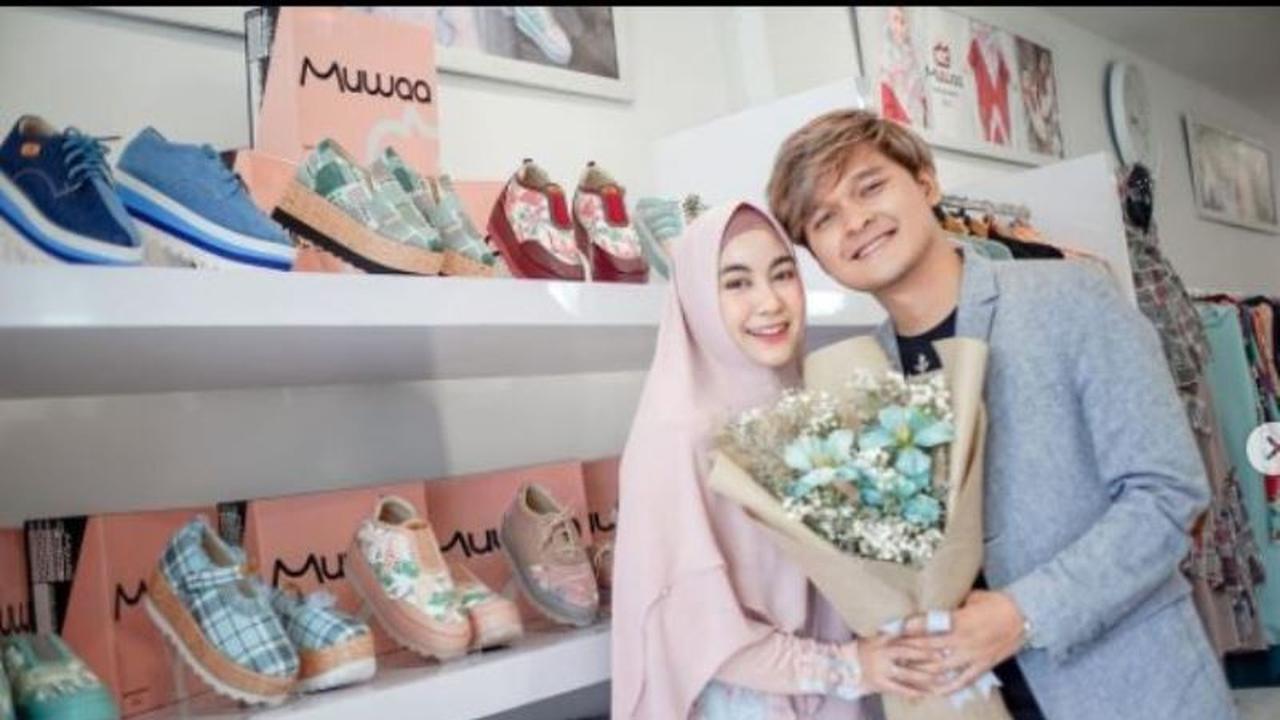 Anisa Rahma Rilis Sepatu Syariah, Seperti Apa?