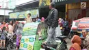 Seorang warga berdiri di atas motor menunggu kirab atau arak-arakan acara resepsi Kahiyang Ayu Siregar-Bobby Nasution di Kota Medan, Sumatera Utara Minggu (26/11). (Liputan6.com/Johan Tallo)