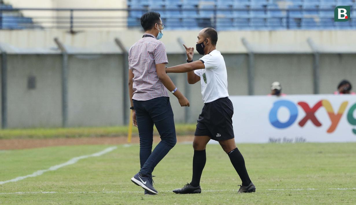 Wasit cadangan asal Jawa Barat, Ginanjar Rahman Latief mengusir salah satu tim ofisial yang memasuki lapangan untuk melakukan protes usai pertandingan Persik Kediri kontra Persela Lamongan. (Foto: Bola.com/Ikhwan Yanuar)
