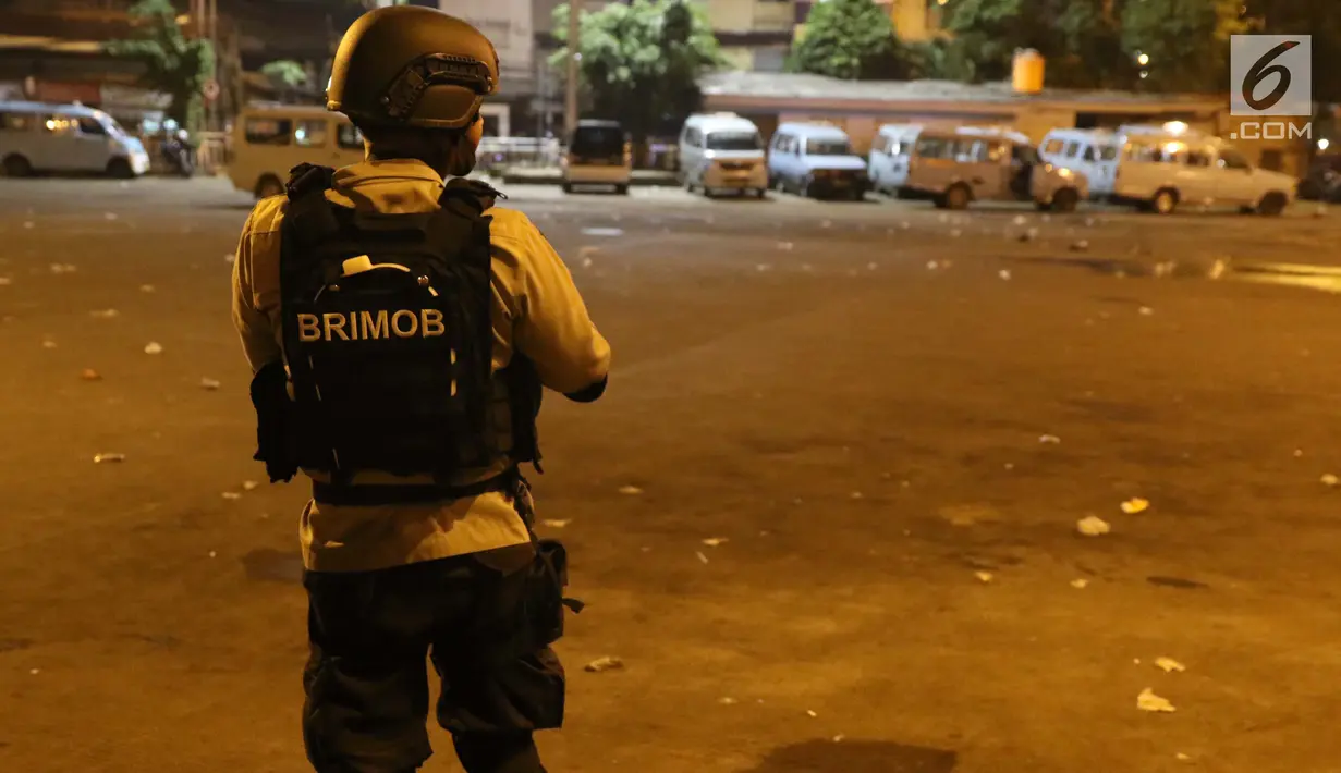 Polisi menjaga lokasi ledakan kedua di dekat toilet umum di Terminal Kampung Melayu, Jakarta, Rabu (24/5). (Liputan6.com/Angga Yuniar)