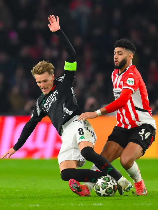 Di babak kedua, Arsenal berhasil menambah keunggulan. Memanfaatkan sebuah bola rebound, pada menit ke-47 Martin Odegaard dengan mudah membobol gawang PSV Eindhoven yang dikawal Walter Benitez. (JOHN THYS/AFP)