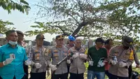 Polisi kembali melakukan penggerebekan di kampung boncos atau kampung yang kerap dikenal dengan sarang narkoba di Kota Bambu Selatan, Jakarta Barat. (Merdeka.com/Rahmat Baihaqi)