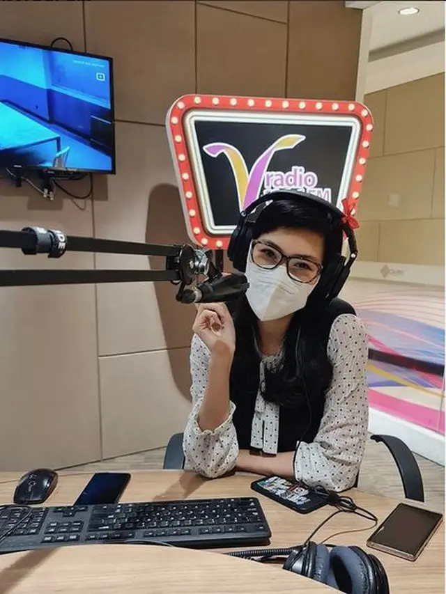 Pesona Anya Diwnov yang belum menikah di usia 40 tahun, padahal sudah satu dekade pacaran dengan sang kekasih