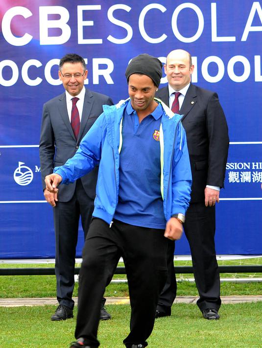 Pada kedatangannya ini, Ronaldinho memberikan pelatihan kepada para pesepak bola cilik. (AFP/Handout)