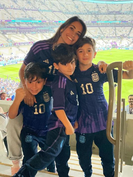 Antonella Roccuzzo memboyong ketiga putranya untuk menonton langsung Piala Dunia 2022 di Qatar.
