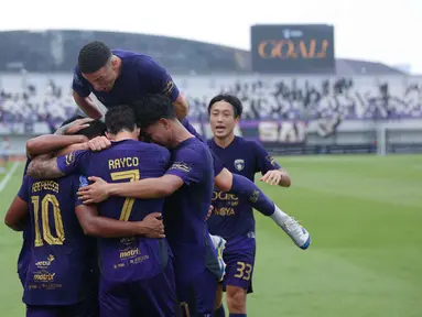 Pemain Persita Tangerang merayakan gol mereka ke gawang PSIM Yogyakarta dalam pertandingan pekan kesembilan BRI Super League di Indomilk Arena, Tangerang, Banten pada Jumat (17/10/2025) sore WIB. (Bola.com/M Iqbal Ichsan)