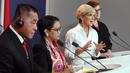 Menlu Australia Julie Bishop (kedua kanan) memberi keterangan usai mengadakan pertemuan di Sydney (16/3). Pertemuan tersebut membahas dinamika Indo - Pasific, kontra-terorisme, keamanan siber manusia dan keamanan maritim. (AFP Photo/Pool/William West)