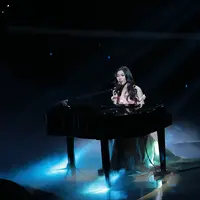 Selain berlatar belakang sebagai penyanyi opera dengan suara lembut, keahlian wanita berusia 22 tahun ini dalam memainkan piano seakan membuat musikalitasnya lebih mumpuni. (Galih W. Satria/Bintang.com)