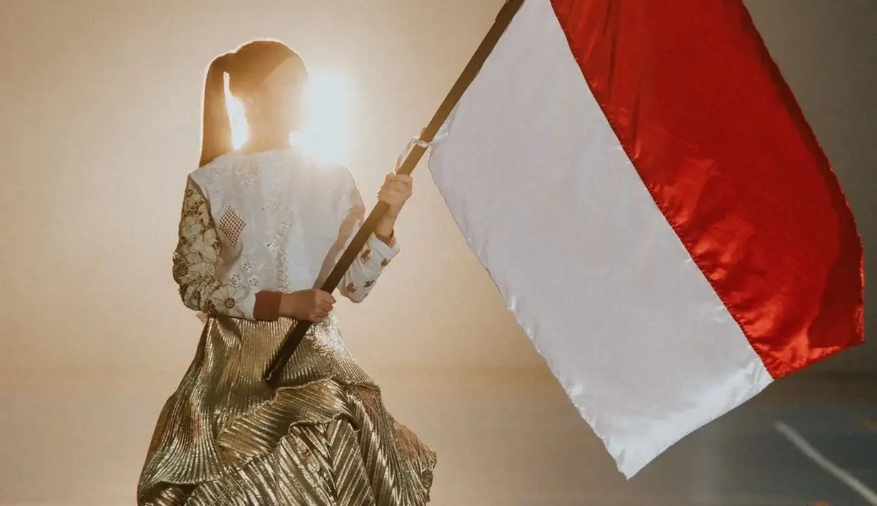 Dalam sebuah foto epic yang diunggahnya di akun Instagram pribadinya (@itsrossa910), Rossa juga turut merayakan HUT ke-77 RI dengan penampilan yang tak biasa. Ia mengenakan sebuah outfit berbentuk dress dengan atasan didominasi warna putih dengan lengan banyak bordiran emas dan bawahan berupa pleats skirt bernuansa emas. Rossa juga tampak memegang bendera merah putih.