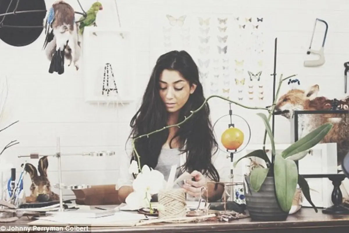 Kisah Gadis Cantik yang Punya Hobi Makan Bangkai Hewan