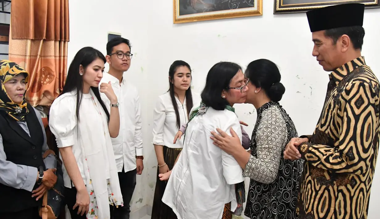 Presiden Jokowi dan Ibu Negara Iriana melayat ke rumah duka besannya, Didit Supriyadi, di Sumber, Solo, Selasa (3/4). Sejumlah menteri turut mendampingi Presiden Jokowi saat melayat ke rumah duka. (Liputan6.com/Pool/Kris-Biro Pers Setpres)